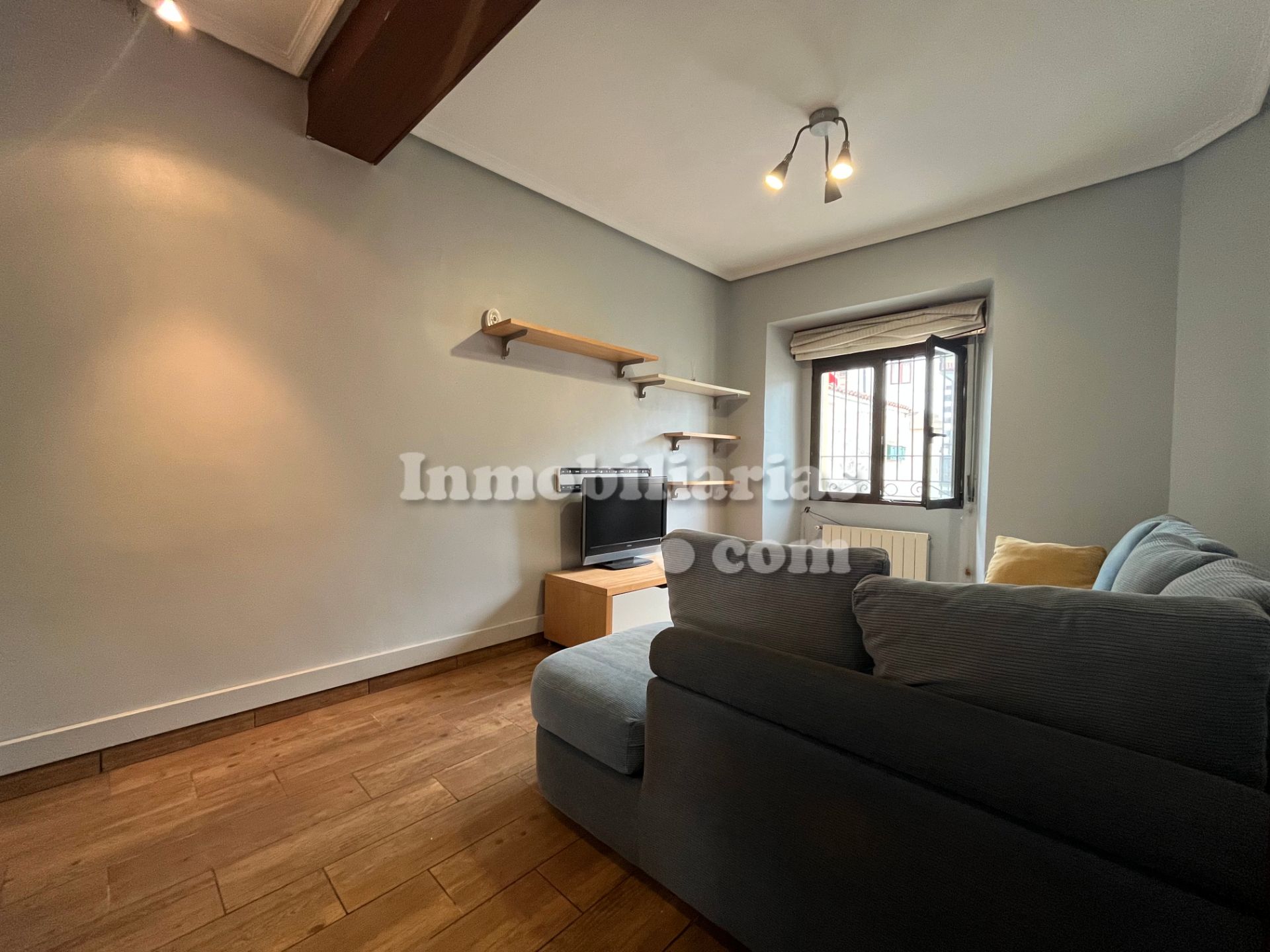Sala d'estar de Dúplex en venda en Castro-Urdiales amb Calefacció, Parquet i Moblat