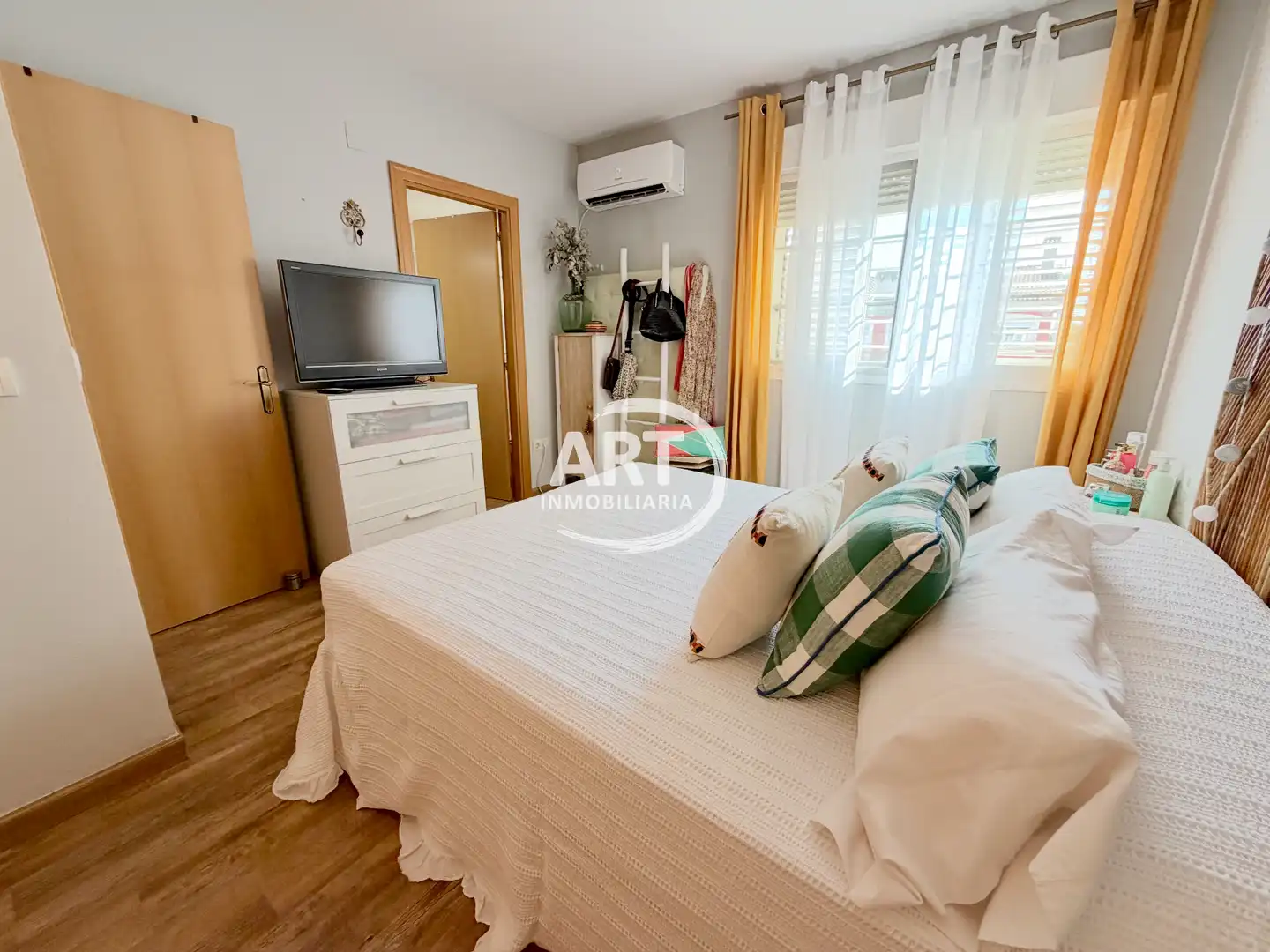 Dormitori de Casa adosada en venda en La Pobla de Vallbona amb Aire condicionat, Calefacció i Jardí privat