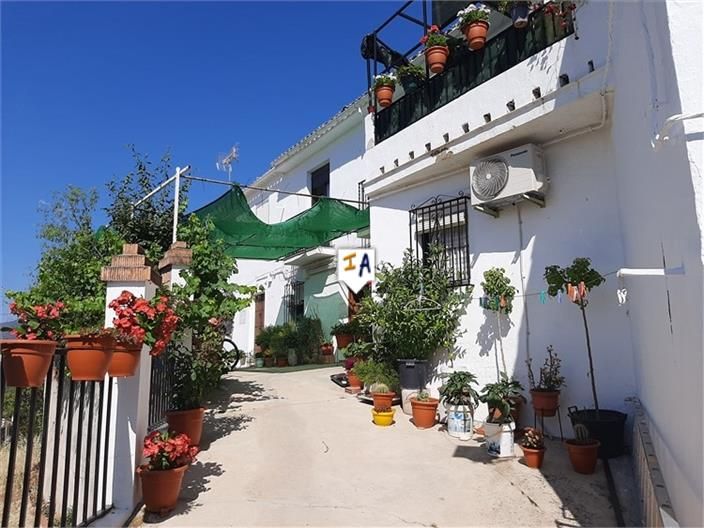 Vista exterior de Casa adosada en venda en Priego de Córdoba amb Terrassa