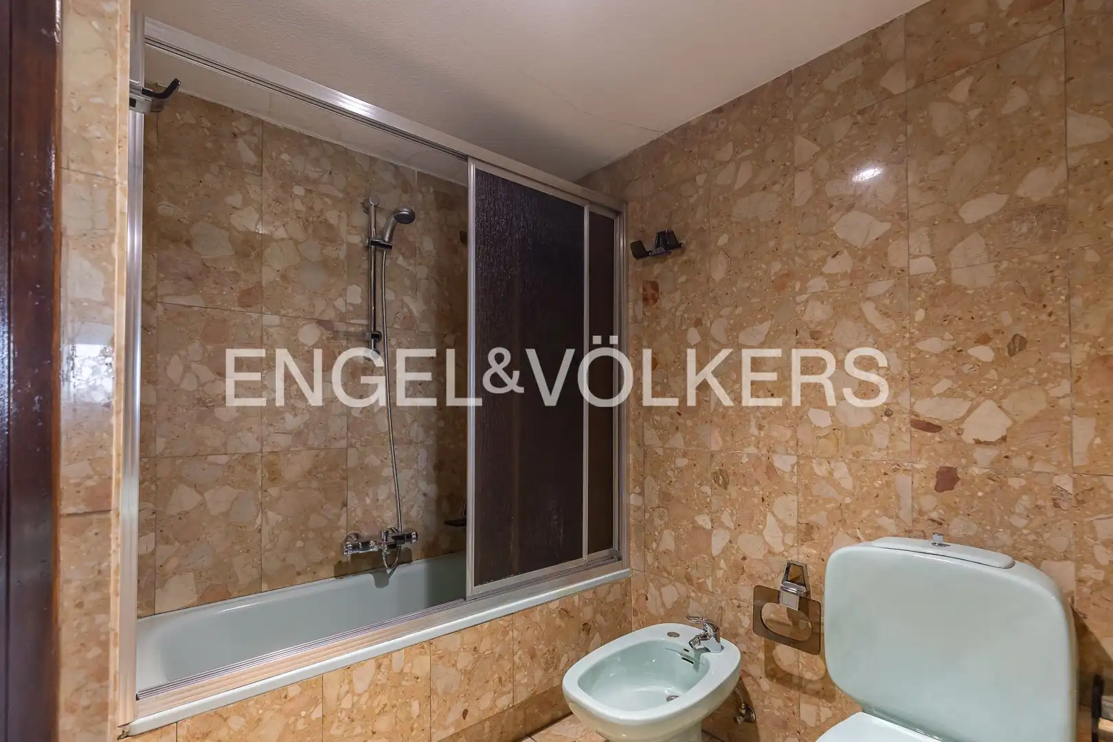 Baño de Piso en venta en Madrid con Calefacción, Parquet y Terraza
