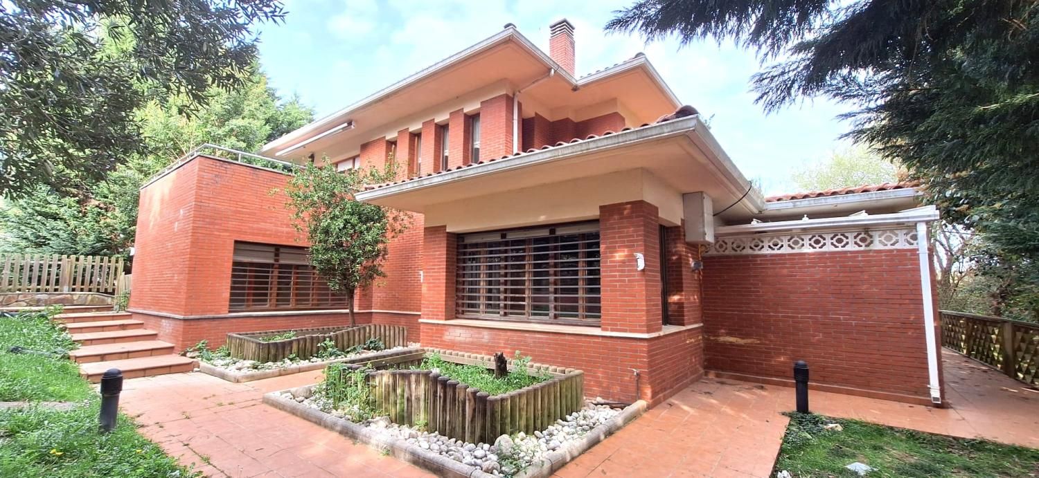 Außenansicht von Einfamilien-Reihenhaus zum Verkauf in Mungia mit Heizung