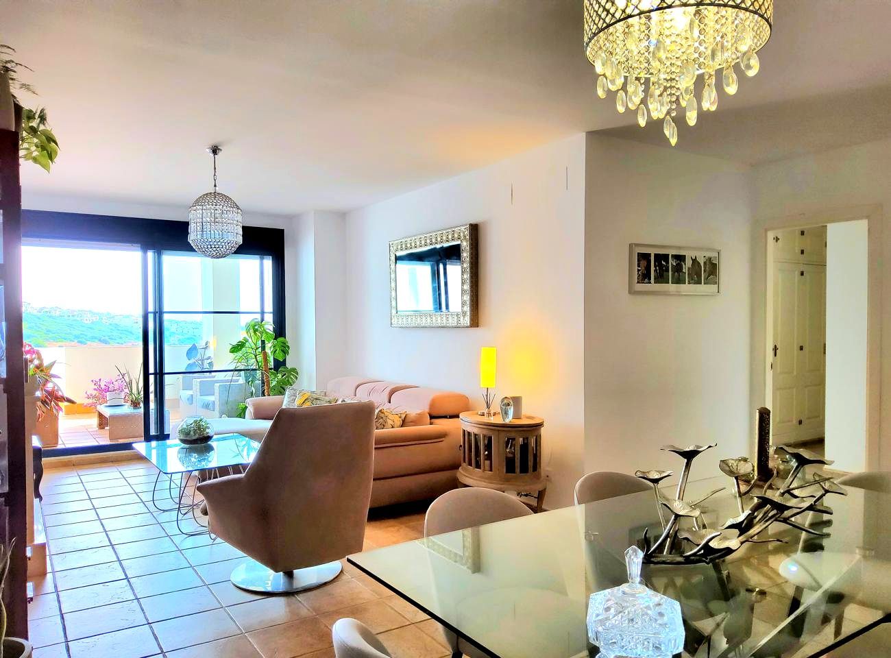Sala d'estar de Apartament en venda en La Alcaidesa amb Aire condicionat, Jardí privat i Terrassa