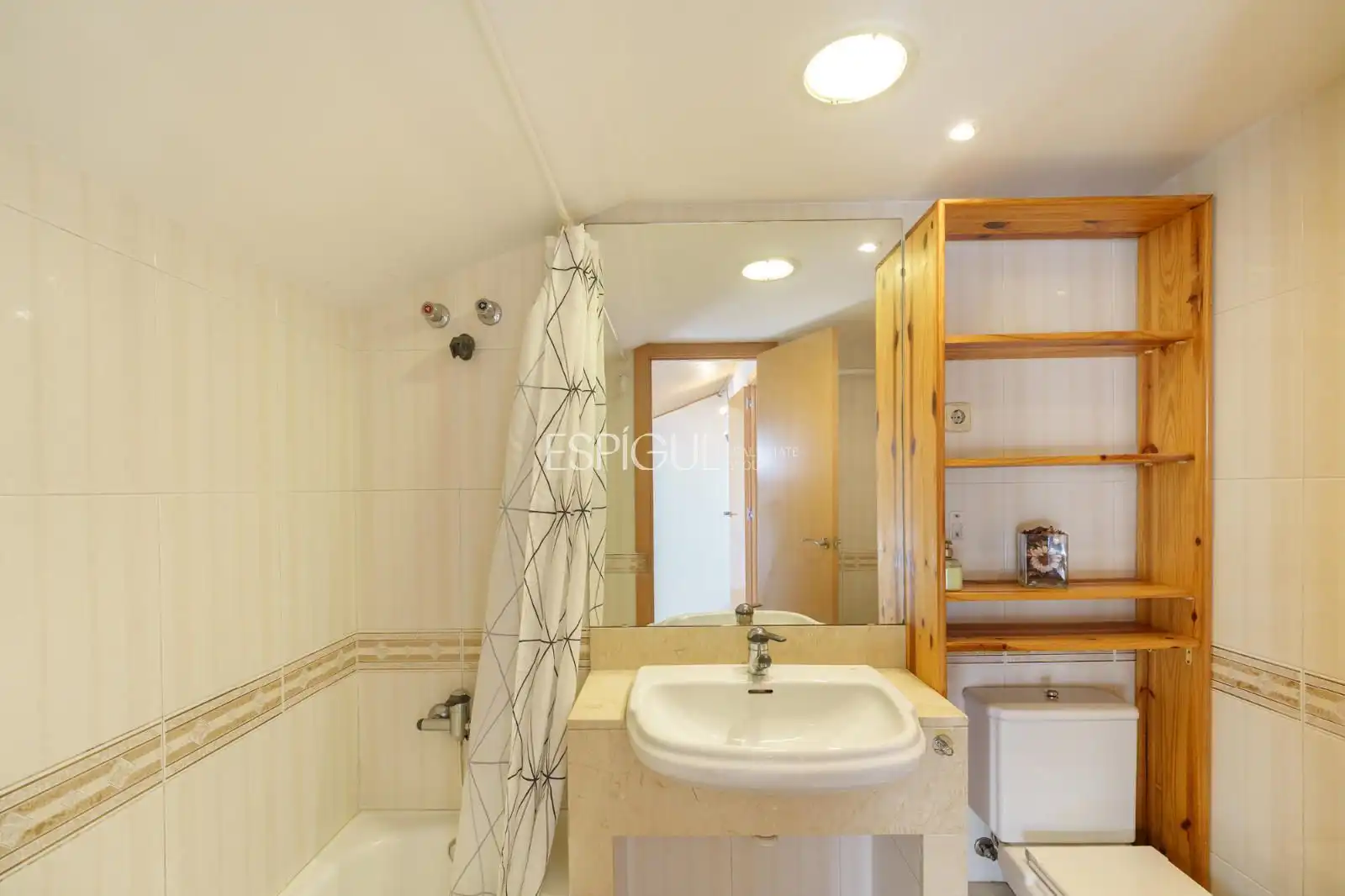 Baño de Casa adosada en venta en Tiana con Calefacción, Jardín privado y Parquet