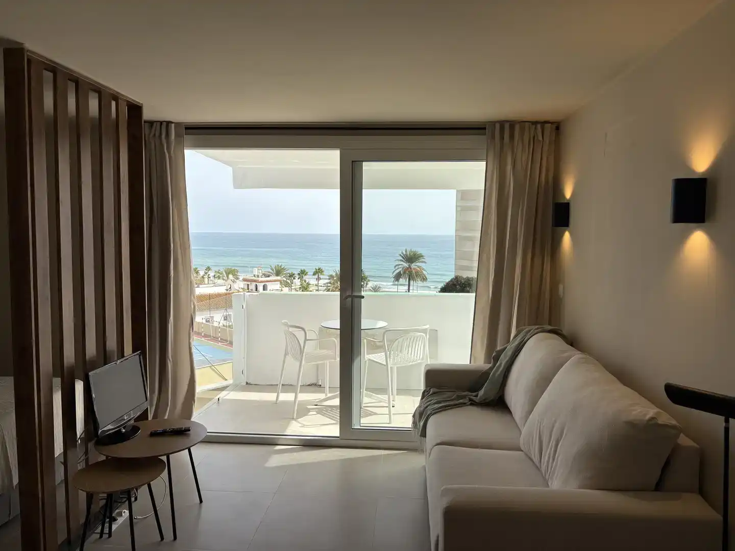 Sala d'estar de Estudi de lloguer en Estepona amb Aire condicionat