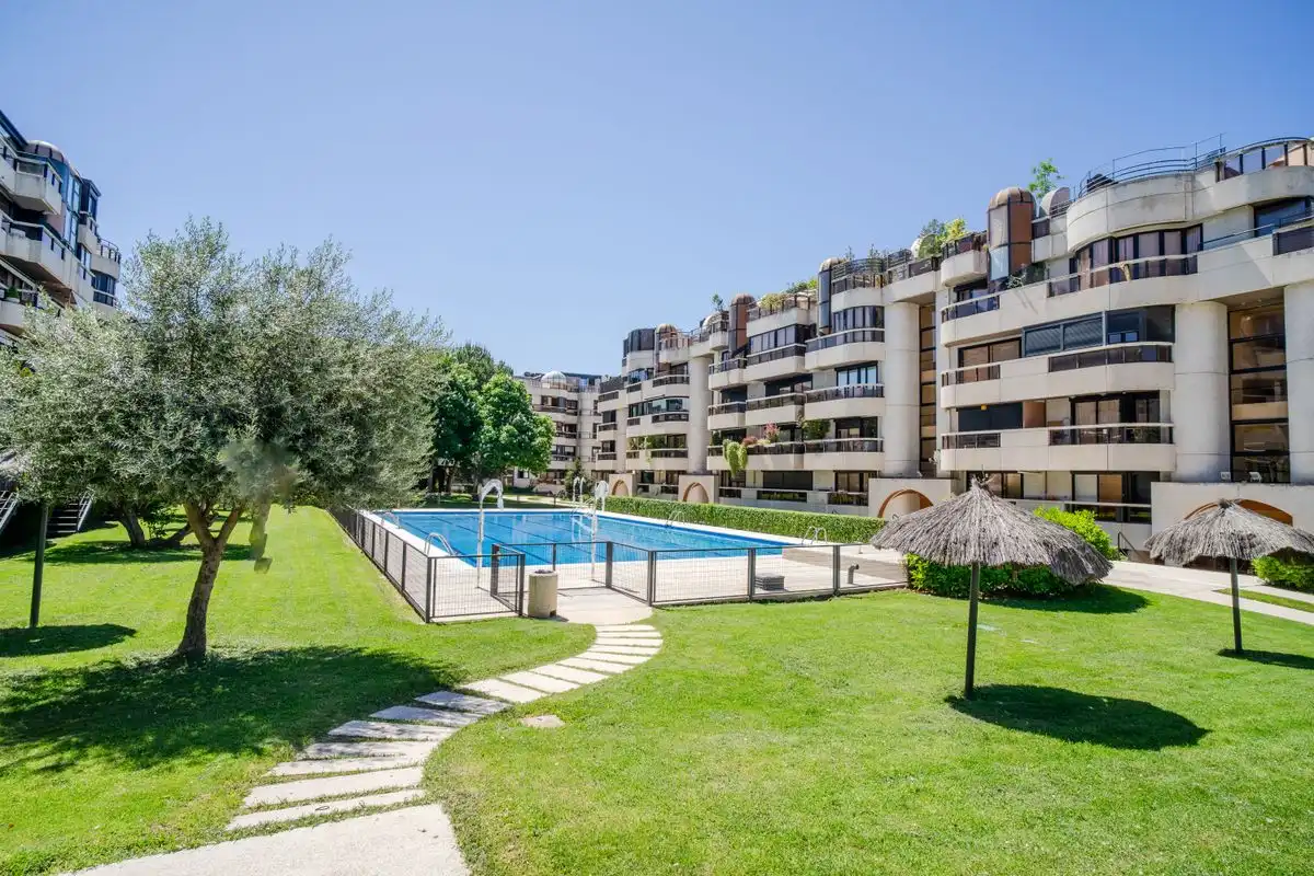 Swimming pool of Attic for sale in Madrid  with Air Conditioner, Heating and Private garden