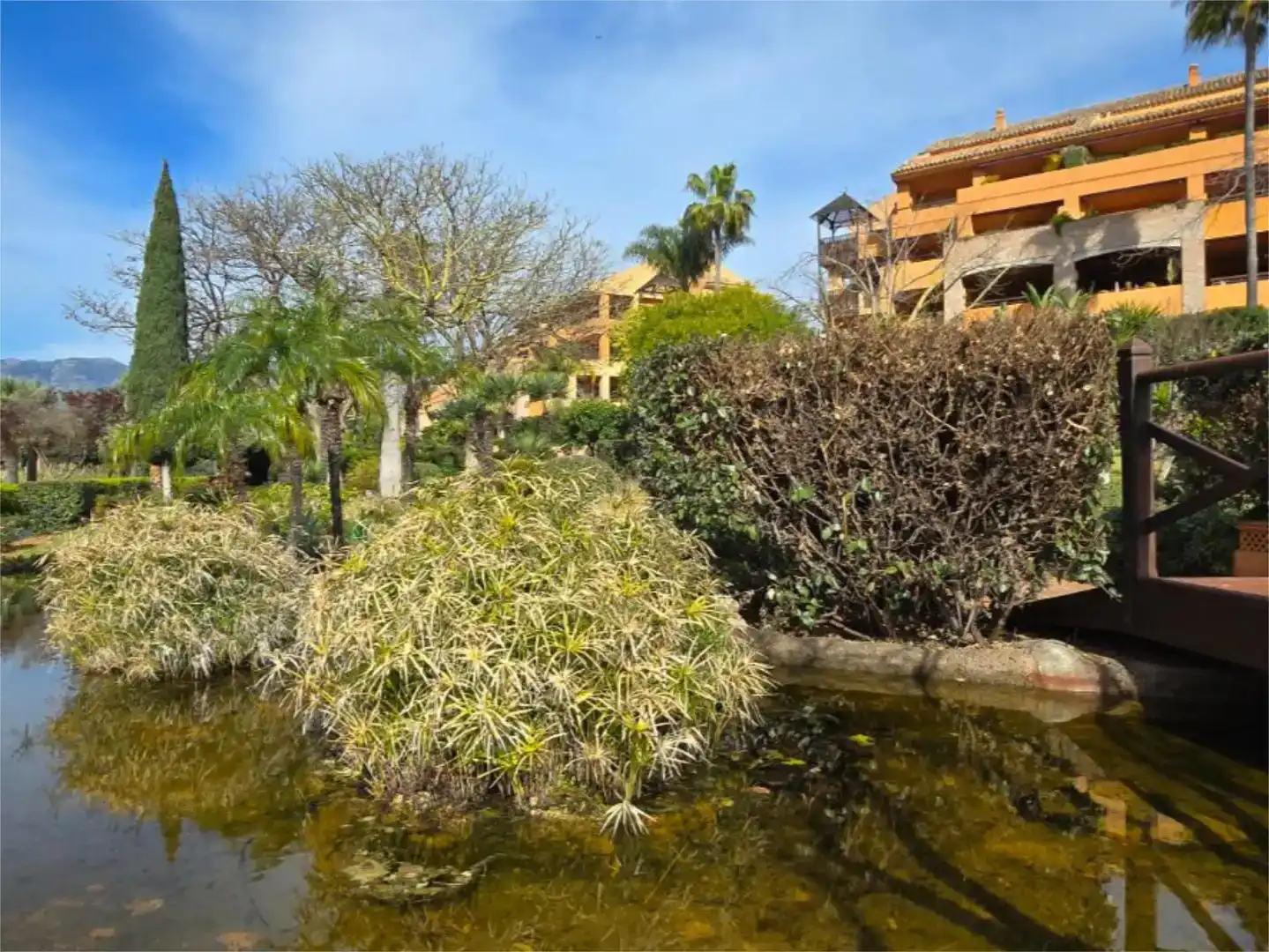 Vista exterior de Apartament en venda en Marbella amb Aire condicionat i Piscina