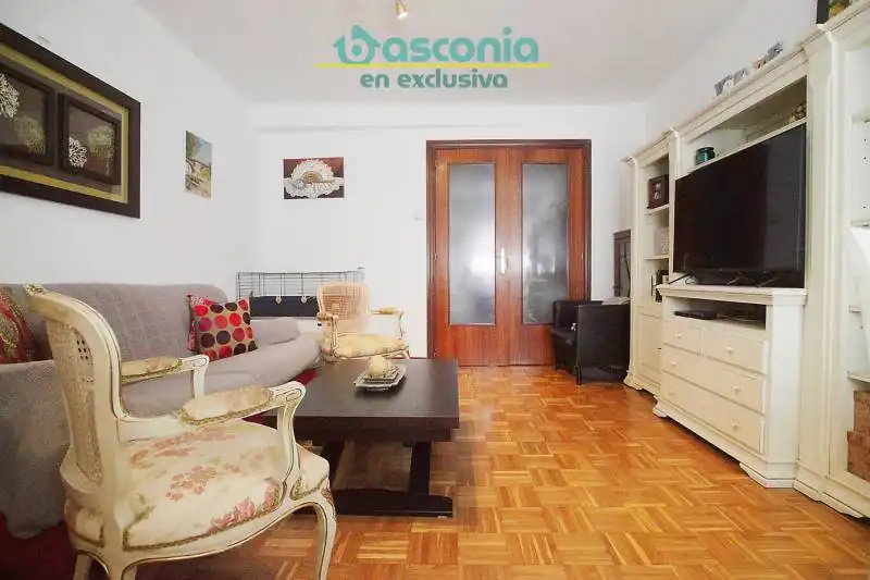 Sala d'estar de Pis en venda en Basauri  amb Calefacció, Traster i Moblat