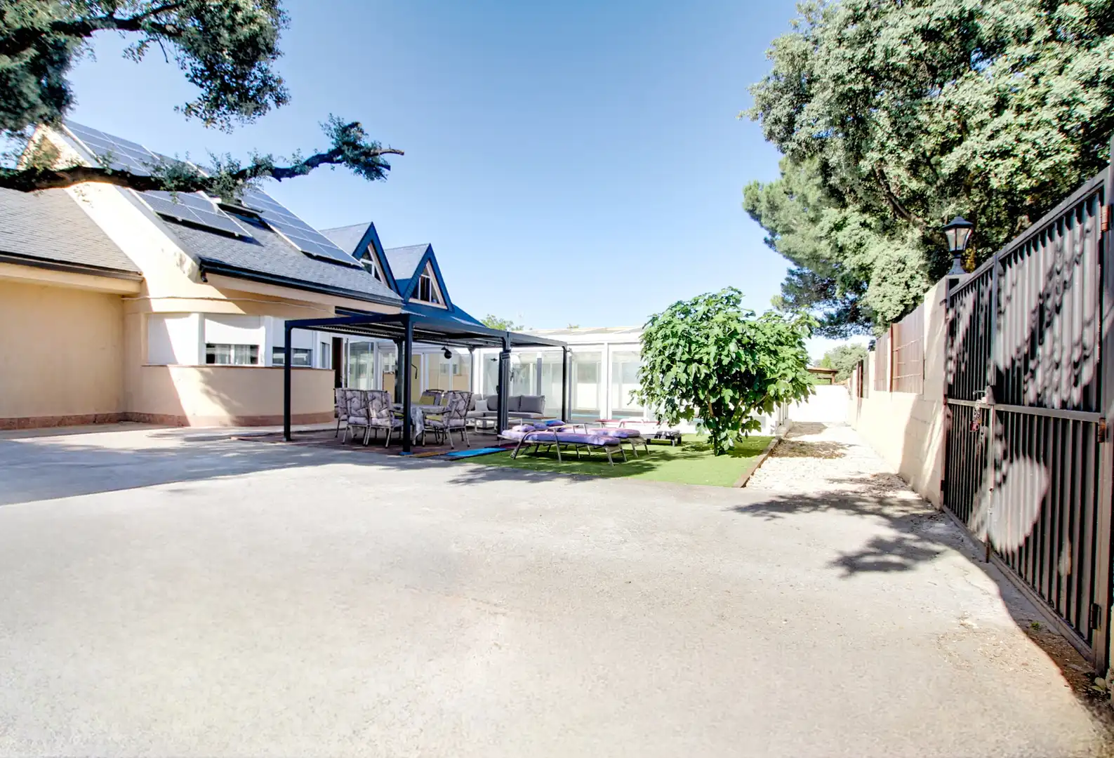 Vista exterior de Casa o xalet en venda en Nuevo Baztán amb Aire condicionat, Calefacció i Jardí privat
