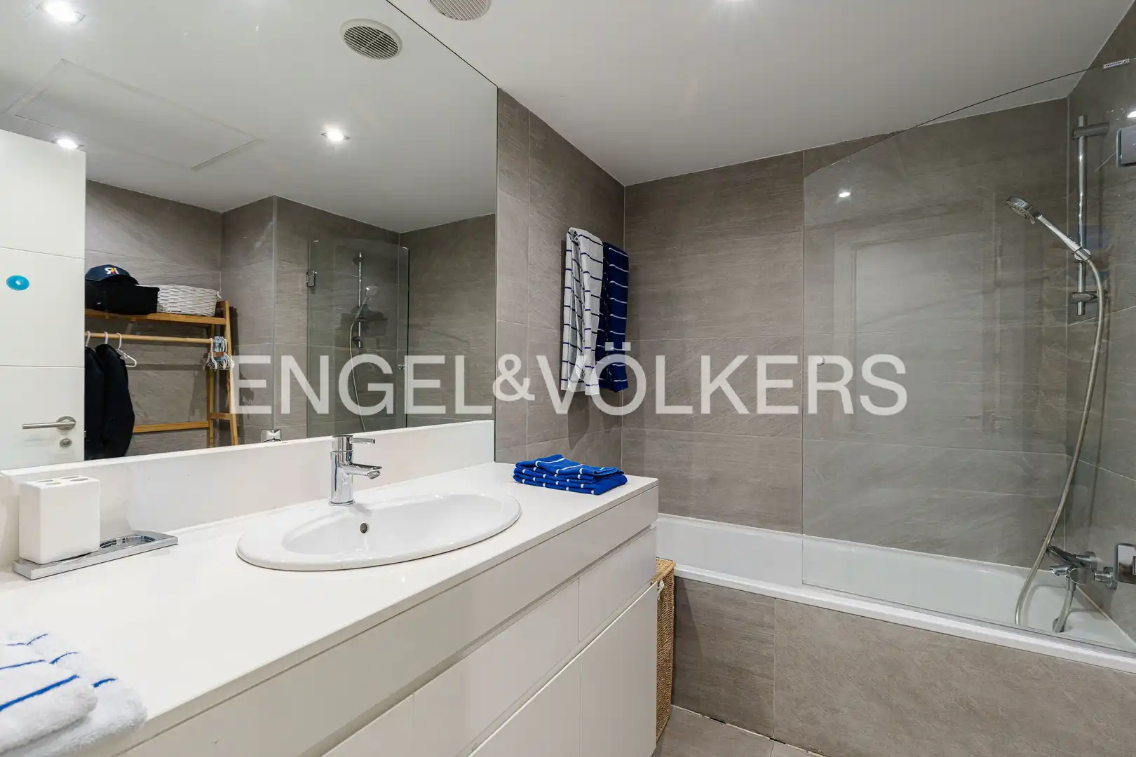 Baño de Casa adosada en venta en Pozuelo de Alarcón con Aire acondicionado, Calefacción y Jardín privado