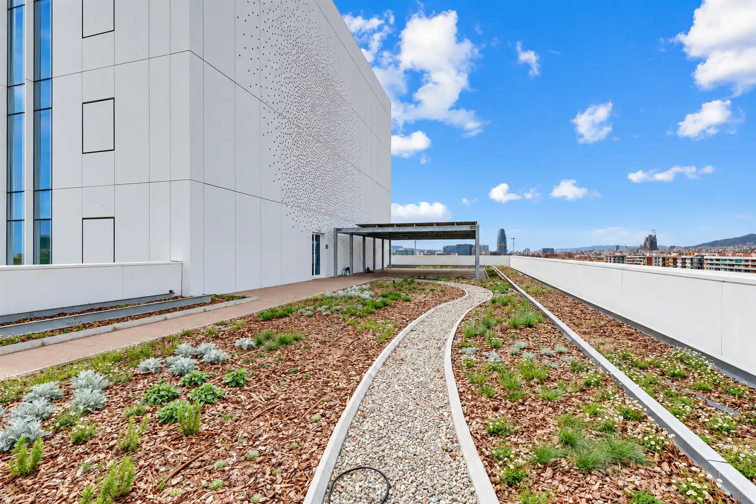 Vista exterior de Oficina de lloguer en Sant Martí