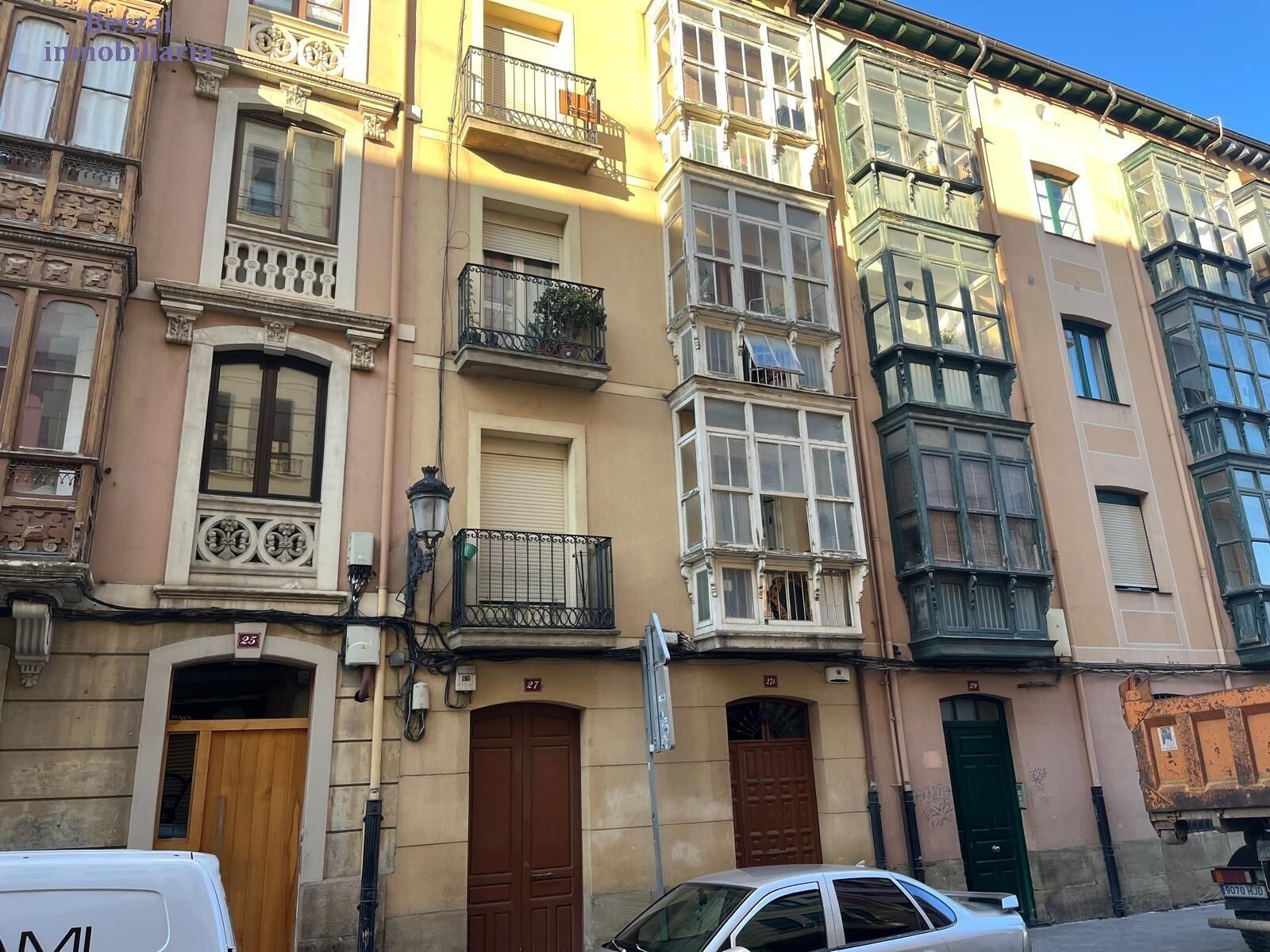 Vista exterior de Edifici en venda en  Logroño
