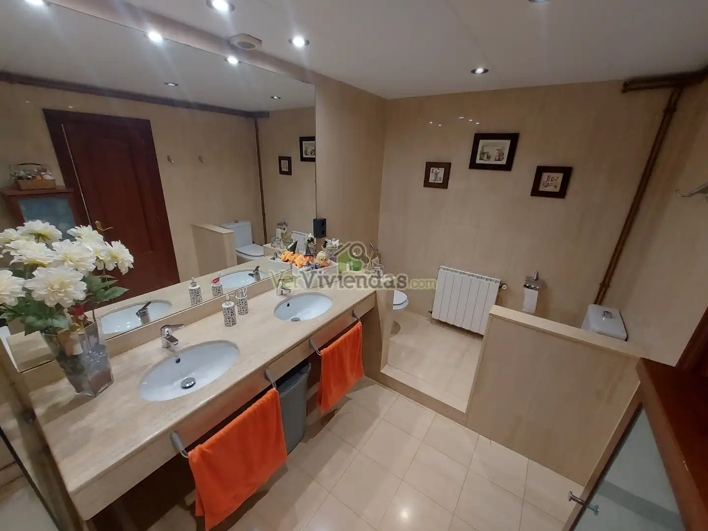 Baño de Casa adosada en venta en Sant Llorenç d'Hortons con Aire acondicionado, Calefacción y Jardín privado