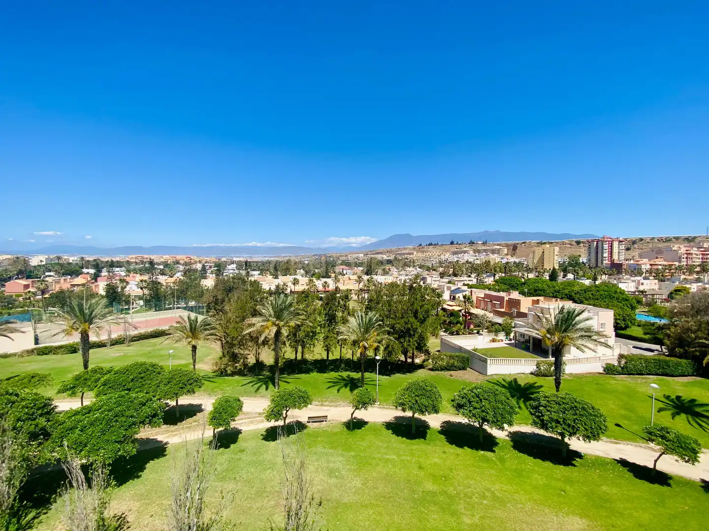 Vista exterior de Estudi en venda en El Ejido amb Aire condicionat, Balcó i Piscina comunitària