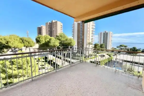 Apartament amb terrassa en venda a Calle Teodoro Llorente 4