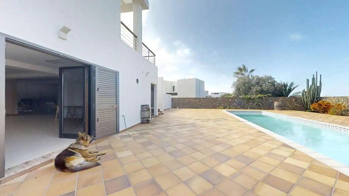 Piscina de Casa o xalet en venda en Yaiza amb Aire condicionat, Jardí privat i Traster