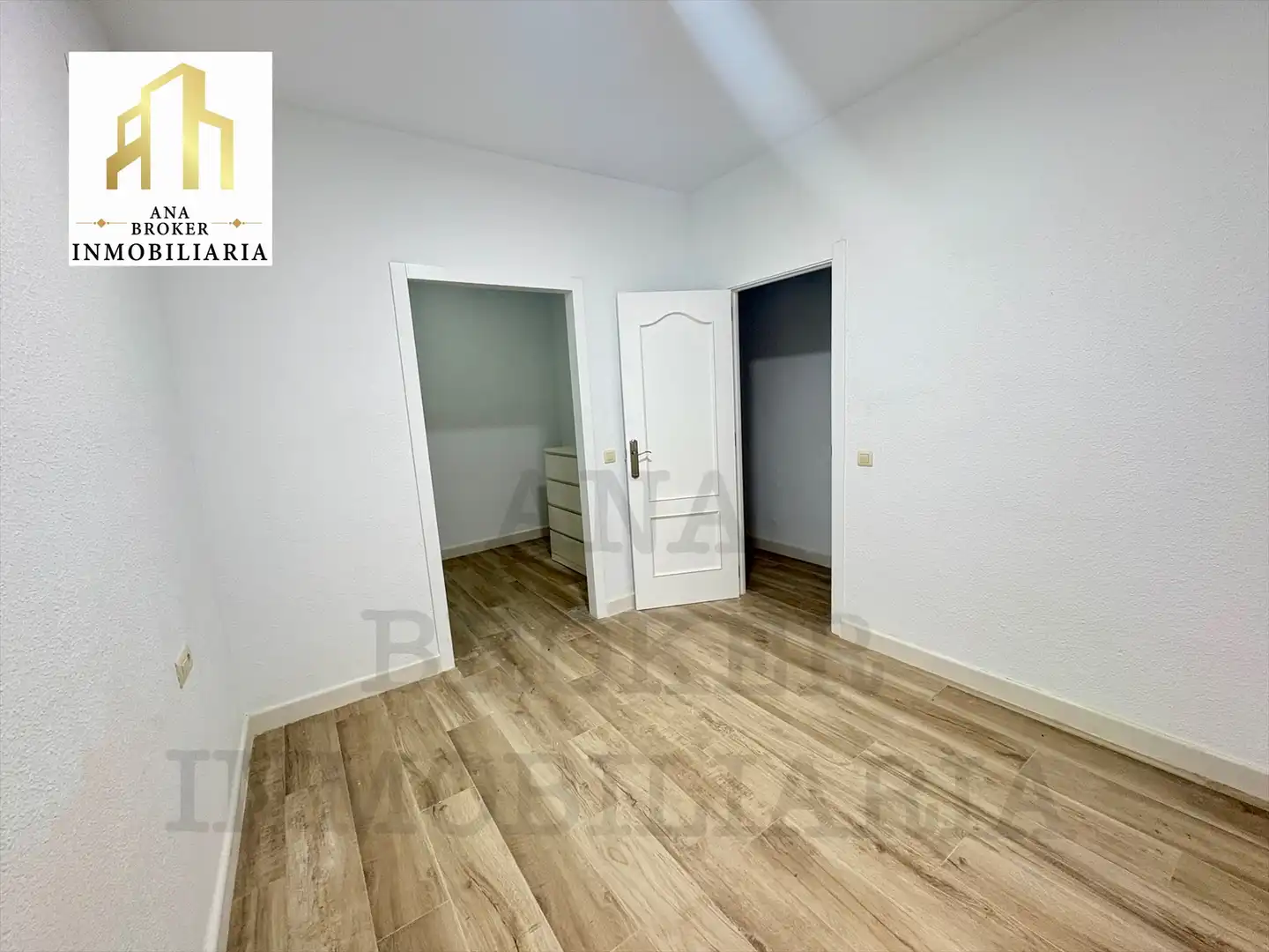 Dormitori de Apartament en venda en Ronda amb Balcó