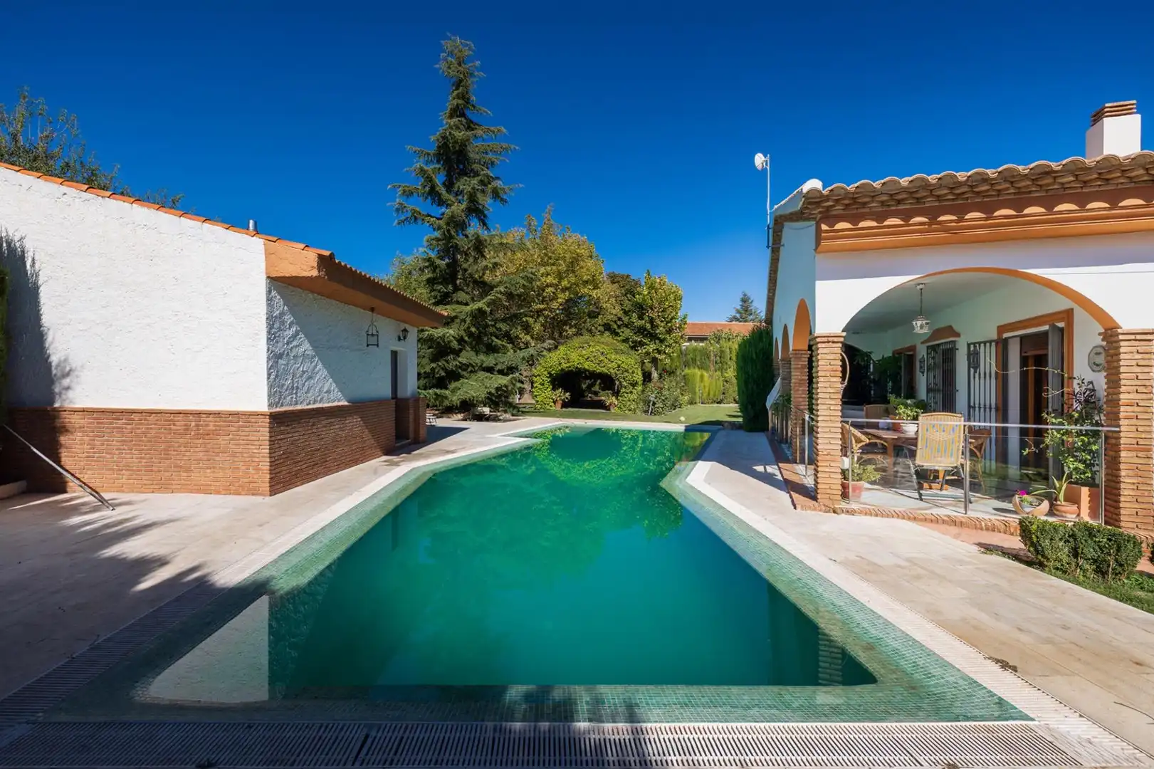Piscina de Casa o xalet en venda en Baza amb Aire condicionat, Calefacció i Jardí privat