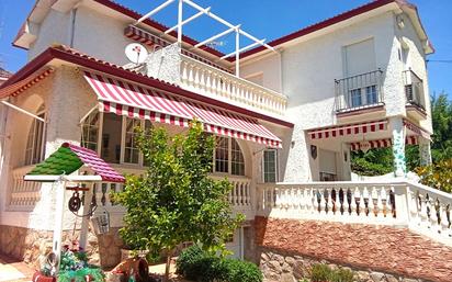 Vista exterior de Casa o xalet en venda en Sevilla la Nueva amb Aire condicionat, Terrassa i Piscina