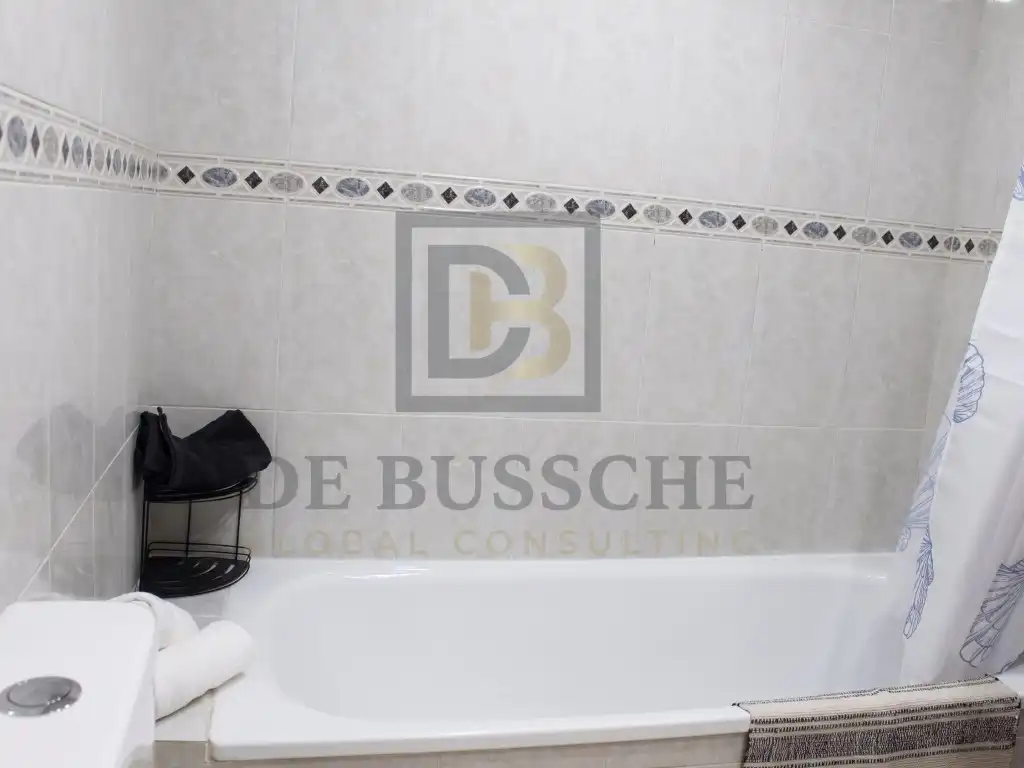 Baño de Piso de alquiler en Torrevieja con Piscina, Amueblado y Lavadora