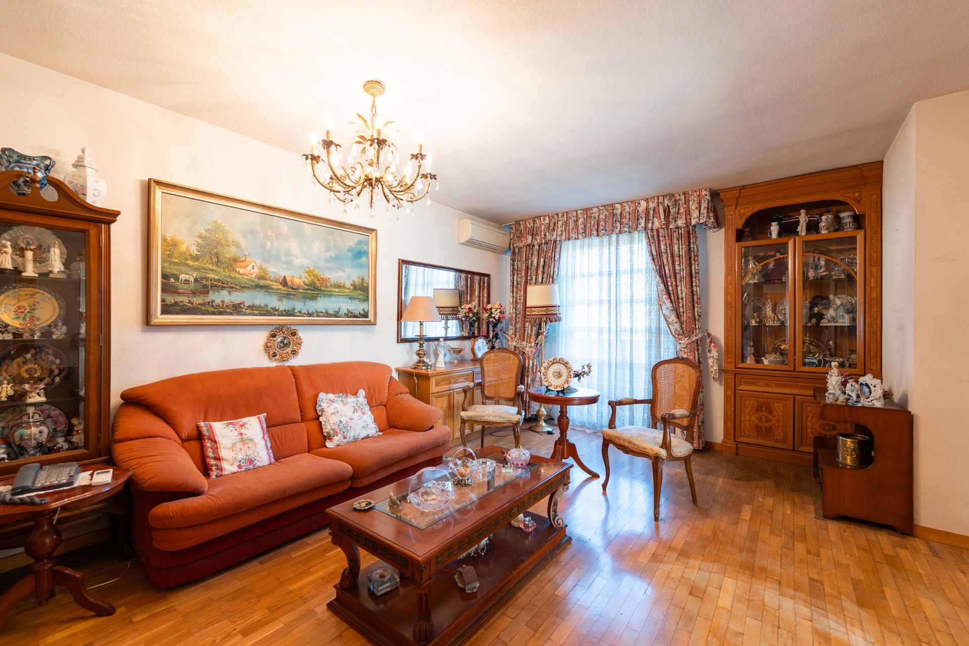 Living room of Flat for sale in  Madrid Capital  with Air Conditioner, Heating and Parquet flooring