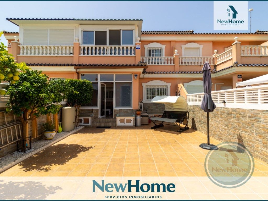 Vista exterior de Casa adosada en venda en Santa Pola amb Aire condicionat, Terrassa i Piscina comunitària