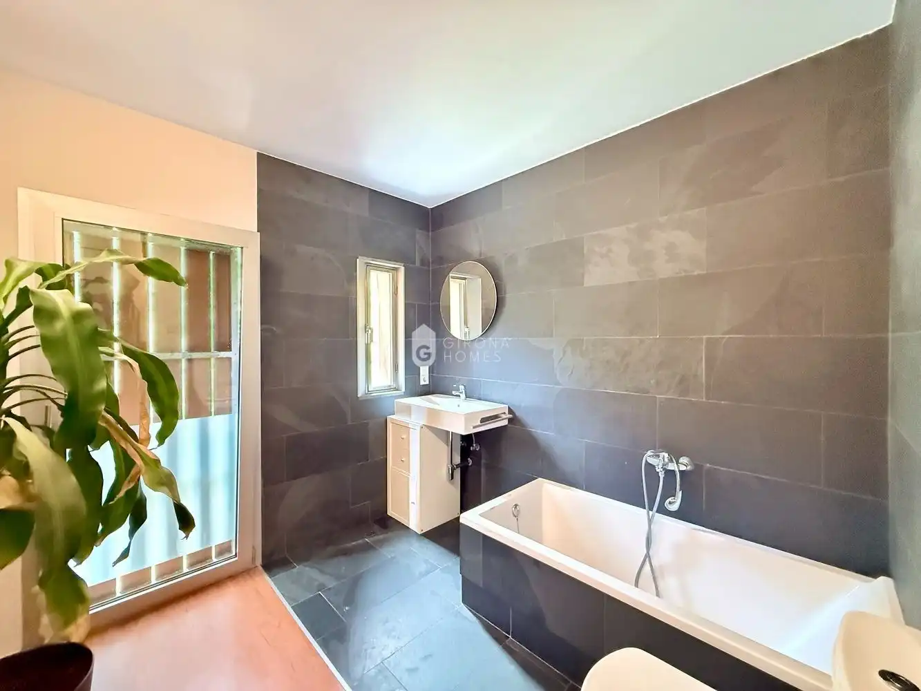 Bany de Casa o xalet de lloguer en Girona amb Aire condicionat, Calefacció i Jardí privat