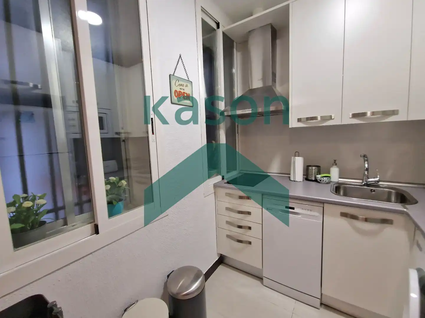 Cuina de Apartament de lloguer en Madrid amb Calefacció i Moblat