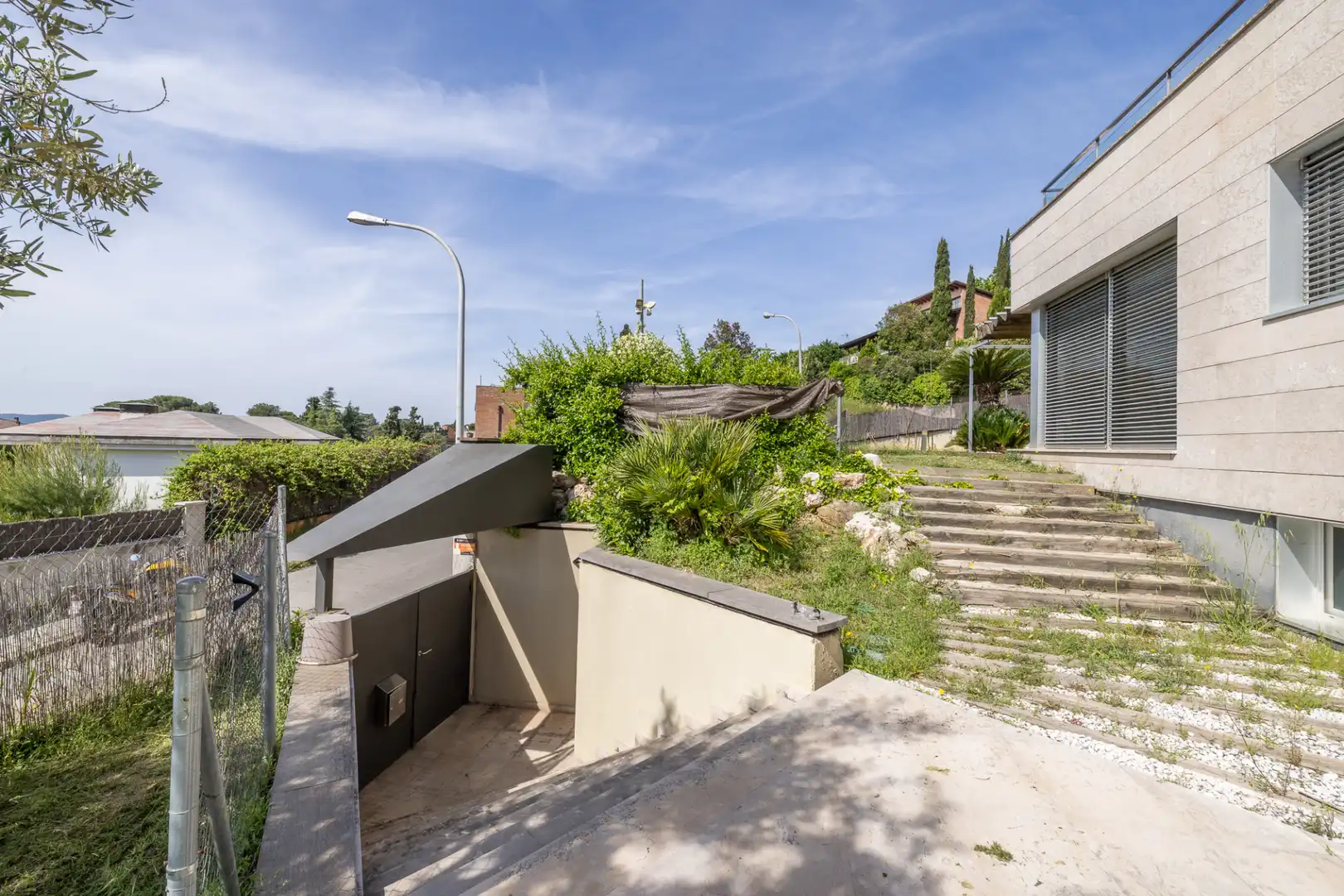 Vista exterior de Casa o xalet en venda en Cerdanyola del Vallès amb Moblat