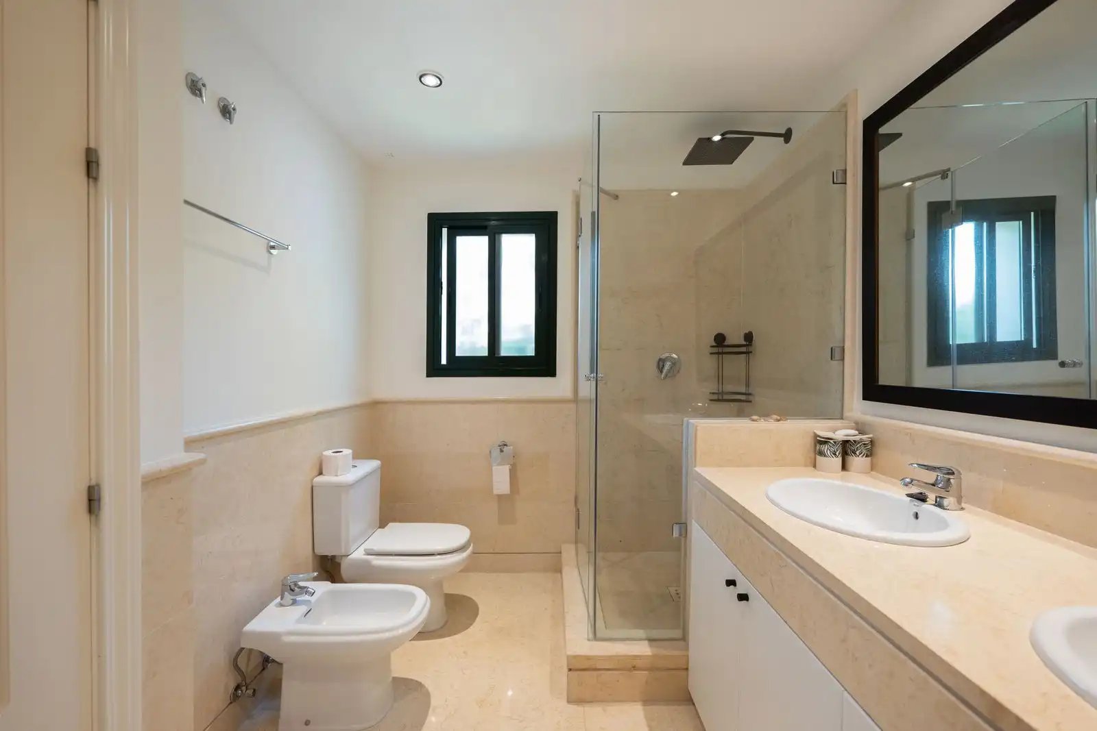 Badezimmer von Wohnung zur Miete in Benahavís mit Klimaanlage, Privatgarten und Terrasse