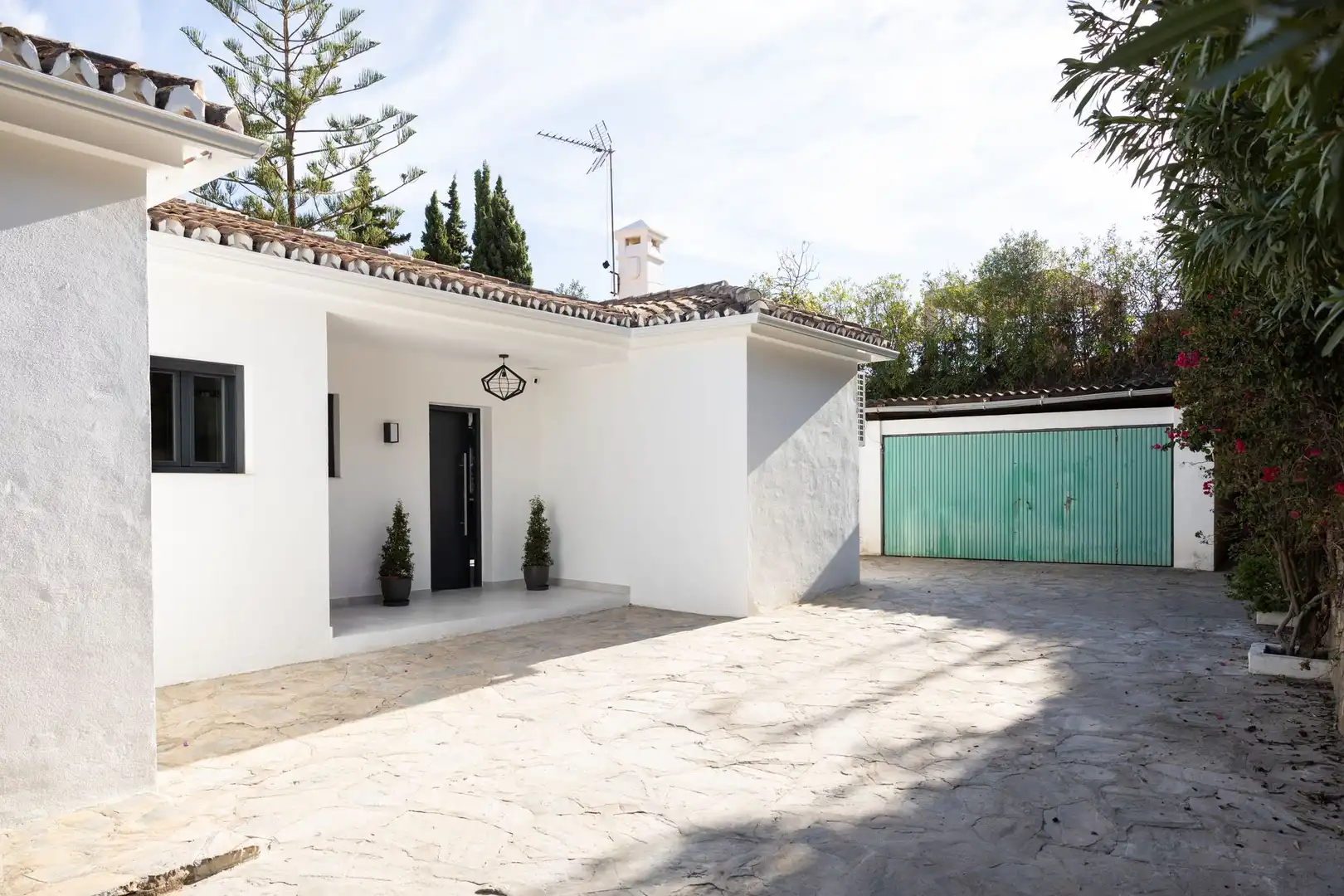 Vista exterior de Casa o chalet en venta en Benahavís con Terraza y Balcón