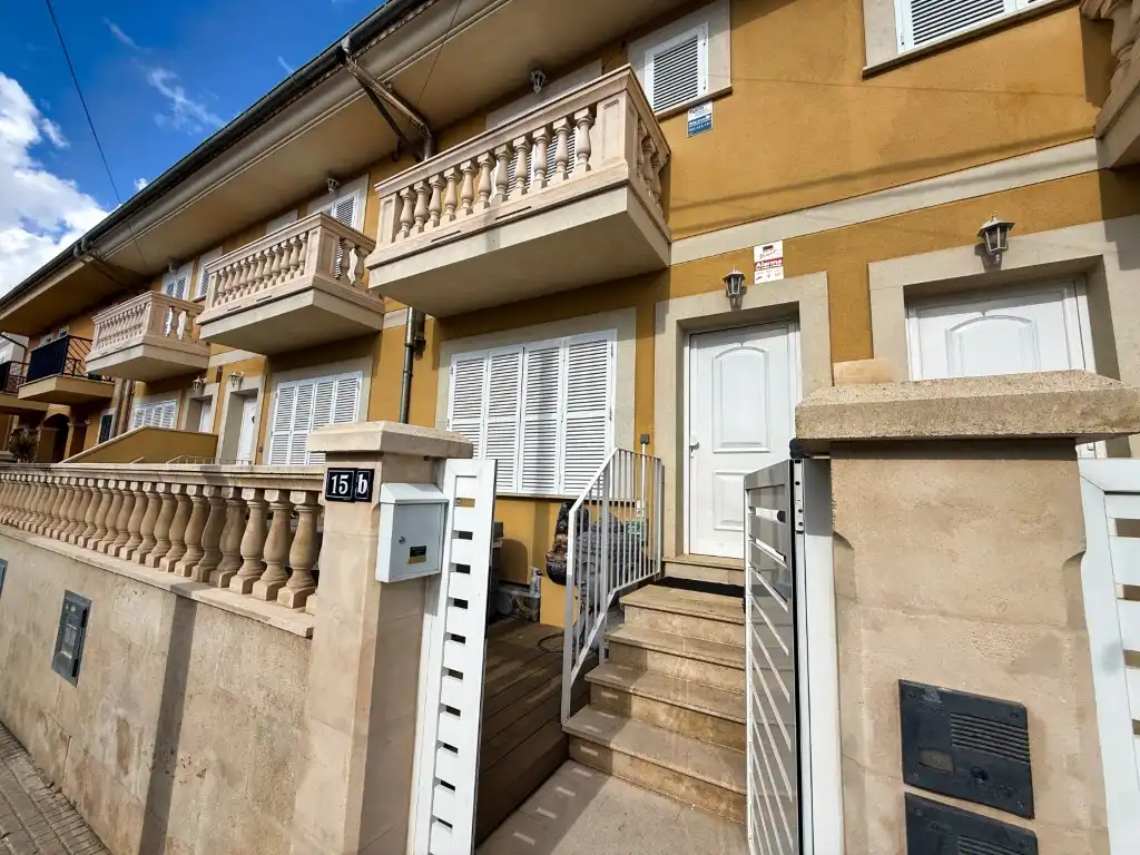 Außenansicht von Einfamilien-Reihenhaus zum Verkauf in  Palma de Mallorca mit Klimaanlage, Terrasse und Möbliert
