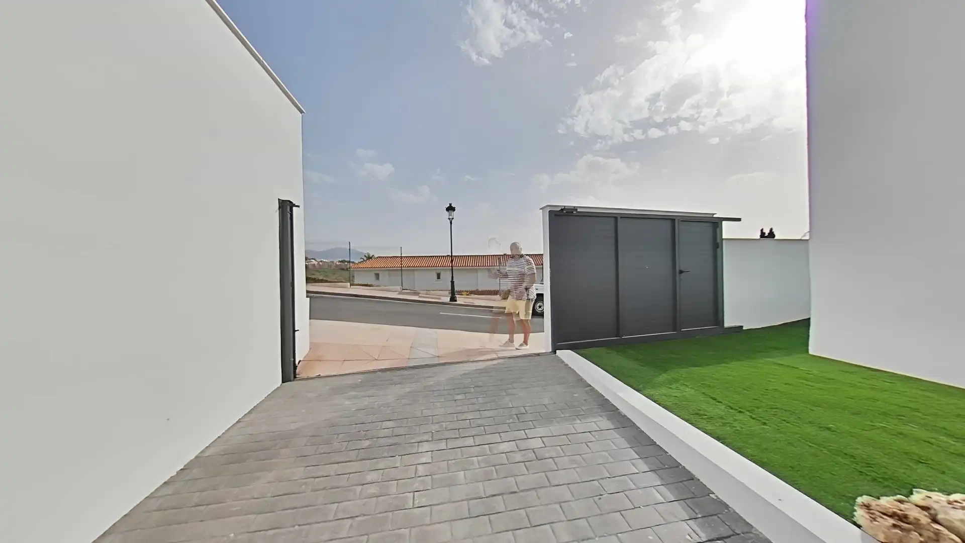 Vista exterior de Casa o xalet en venda en Manilva amb Aire condicionat, Calefacció i Jardí privat