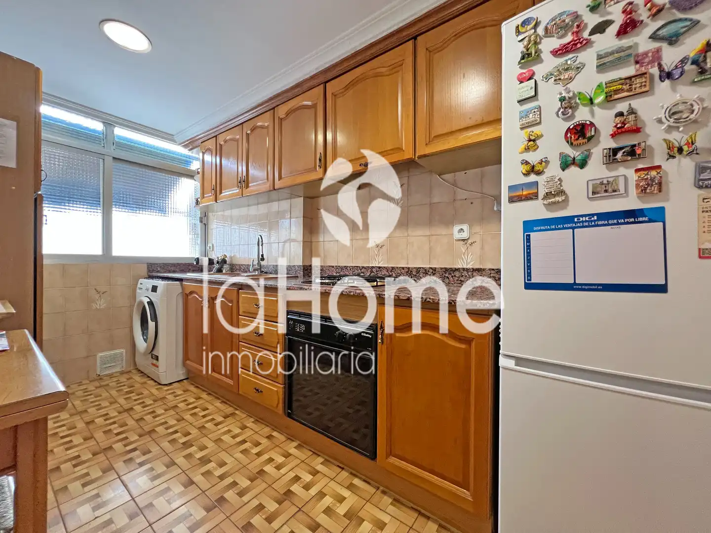 Kitchen of Flat for sale in Paterna  with Air Conditioner, Oven and Balcony