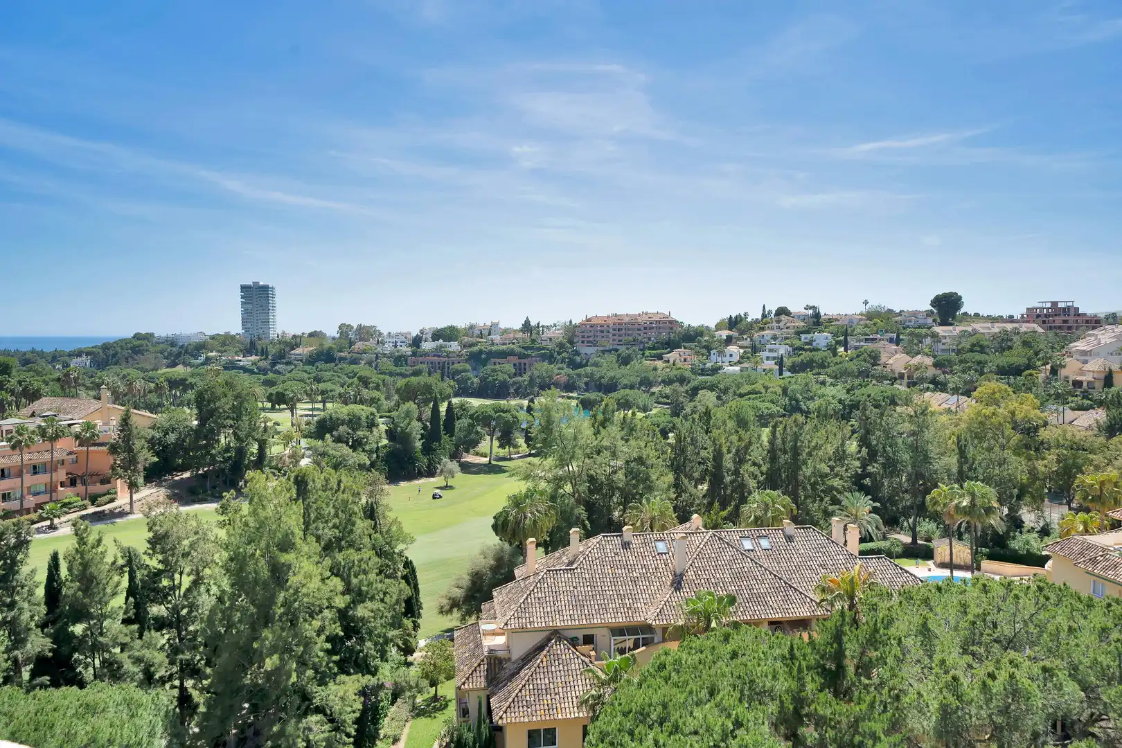 Vista exterior de Àtic de lloguer en Marbella amb Jardí privat i Piscina comunitària