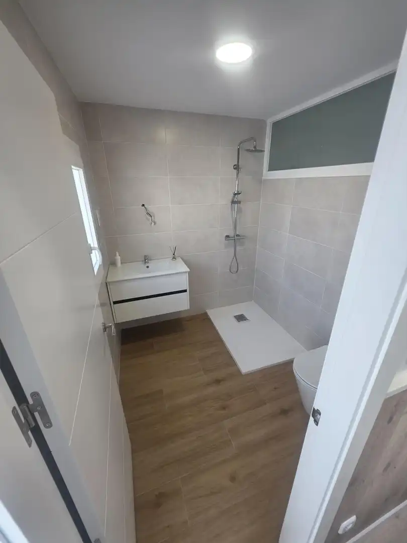 Badezimmer von Haus oder Chalet zum Verkauf in Pinto mit Klimaanlage und Terrasse