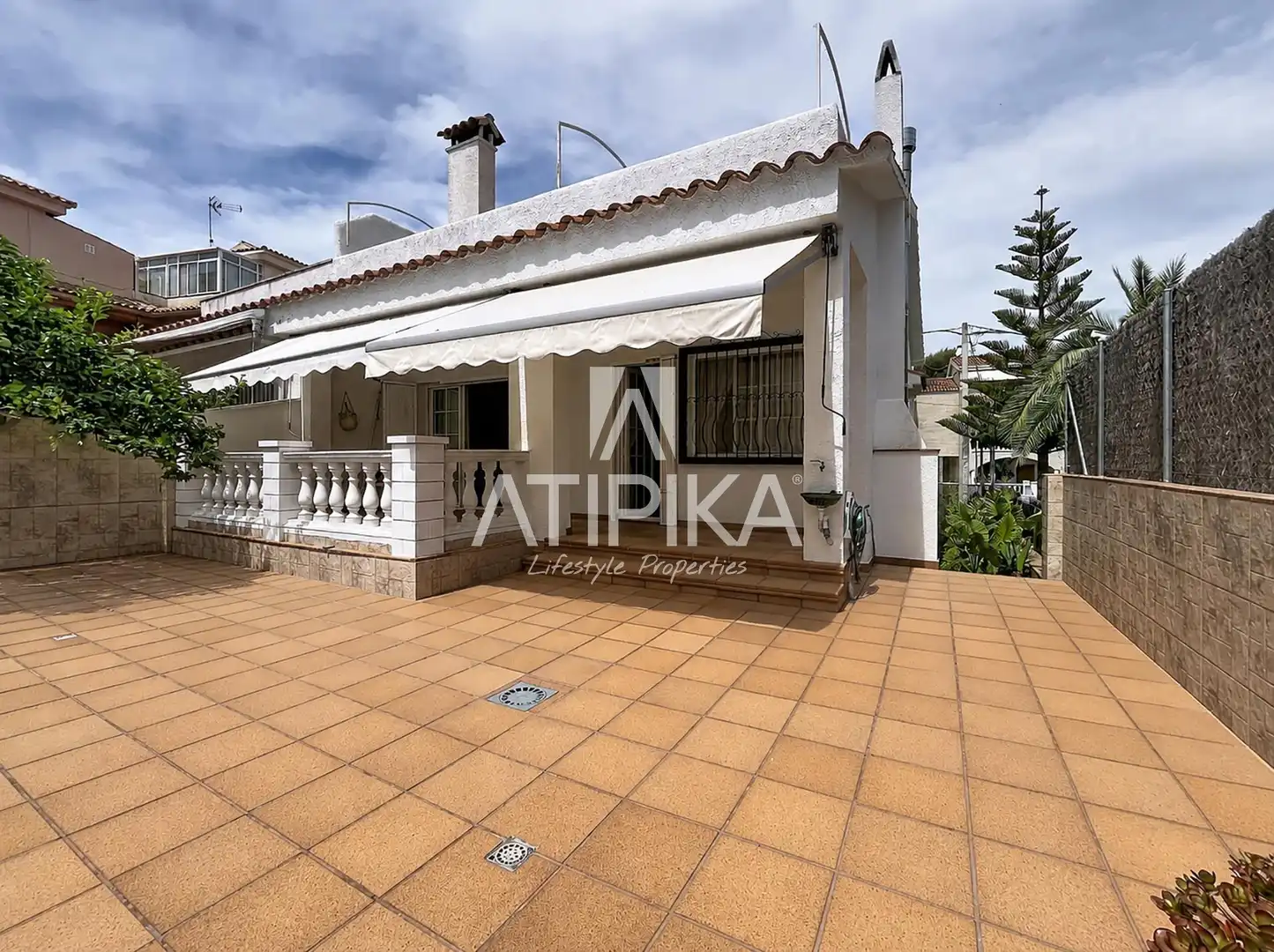Vista exterior de Casa o xalet en venda en Sant Pere de Ribes amb Piscina