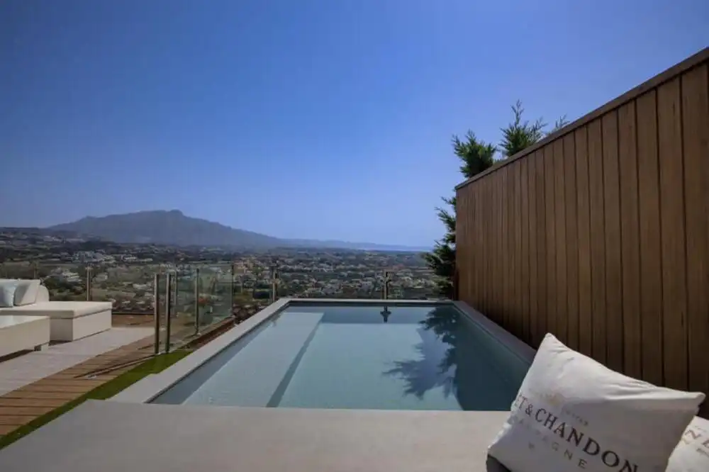 Schwimmbecken von Einfamilien-Reihenhaus zur Miete in Benahavís mit Klimaanlage, Privatgarten und Terrasse