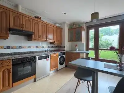 Küche von Wohnung zum Verkauf in Gozón mit Heizung, Privatgarten und Terrasse