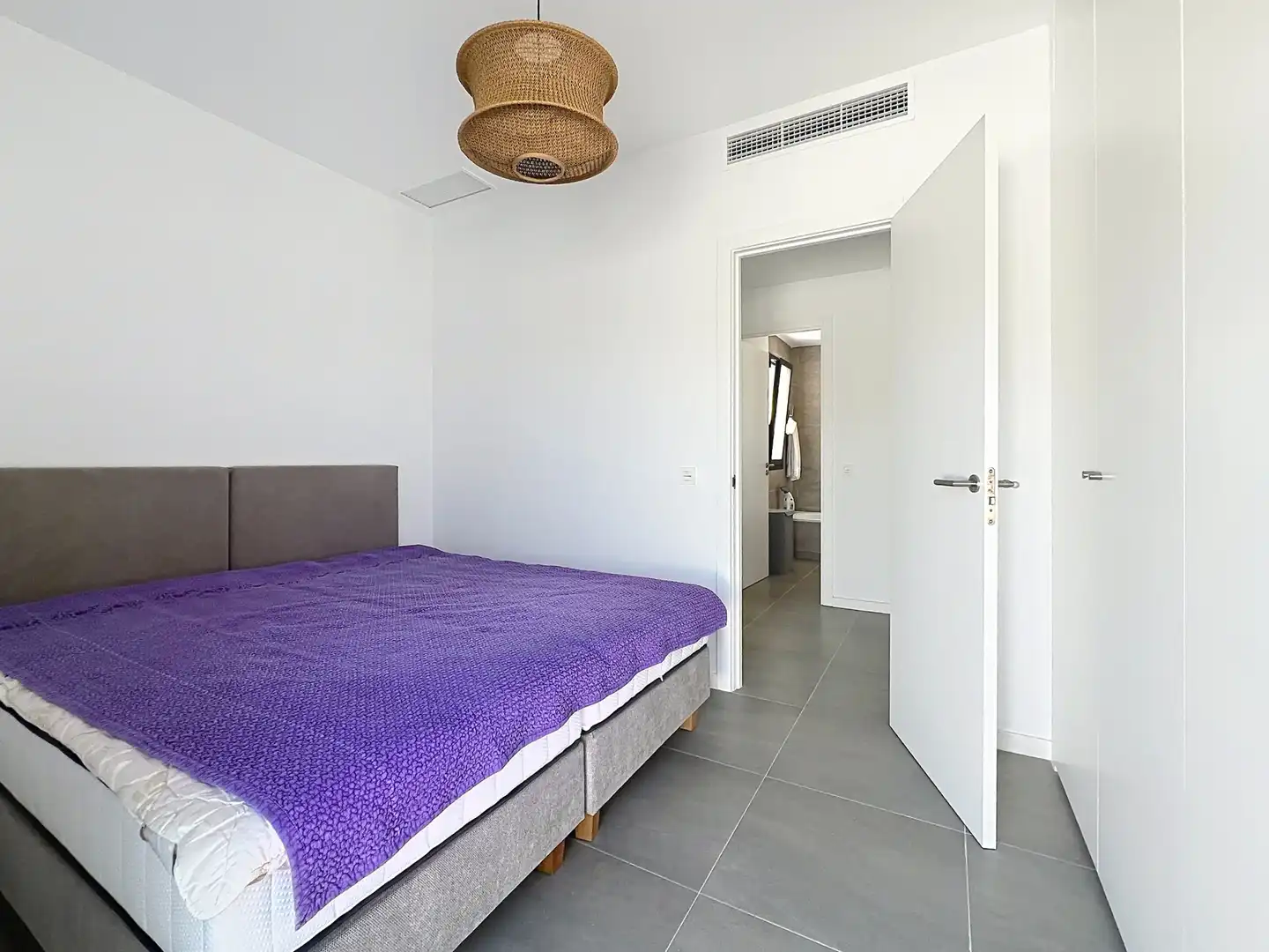 Schlafzimmer von Einfamilien-Reihenhaus zum Verkauf in Manilva mit Klimaanlage, Terrasse und Abstellraum
