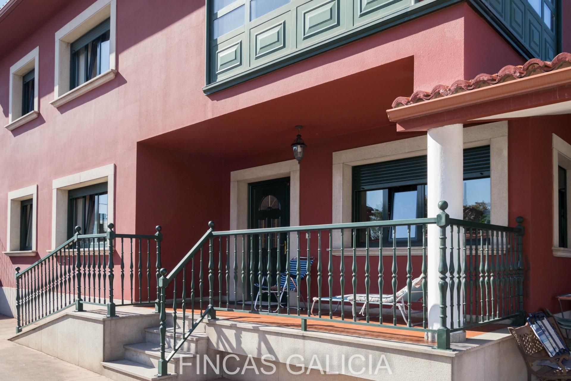 Vista exterior de Casa o xalet en venda en A Coruña Capital  amb Calefacció, Jardí privat i Traster