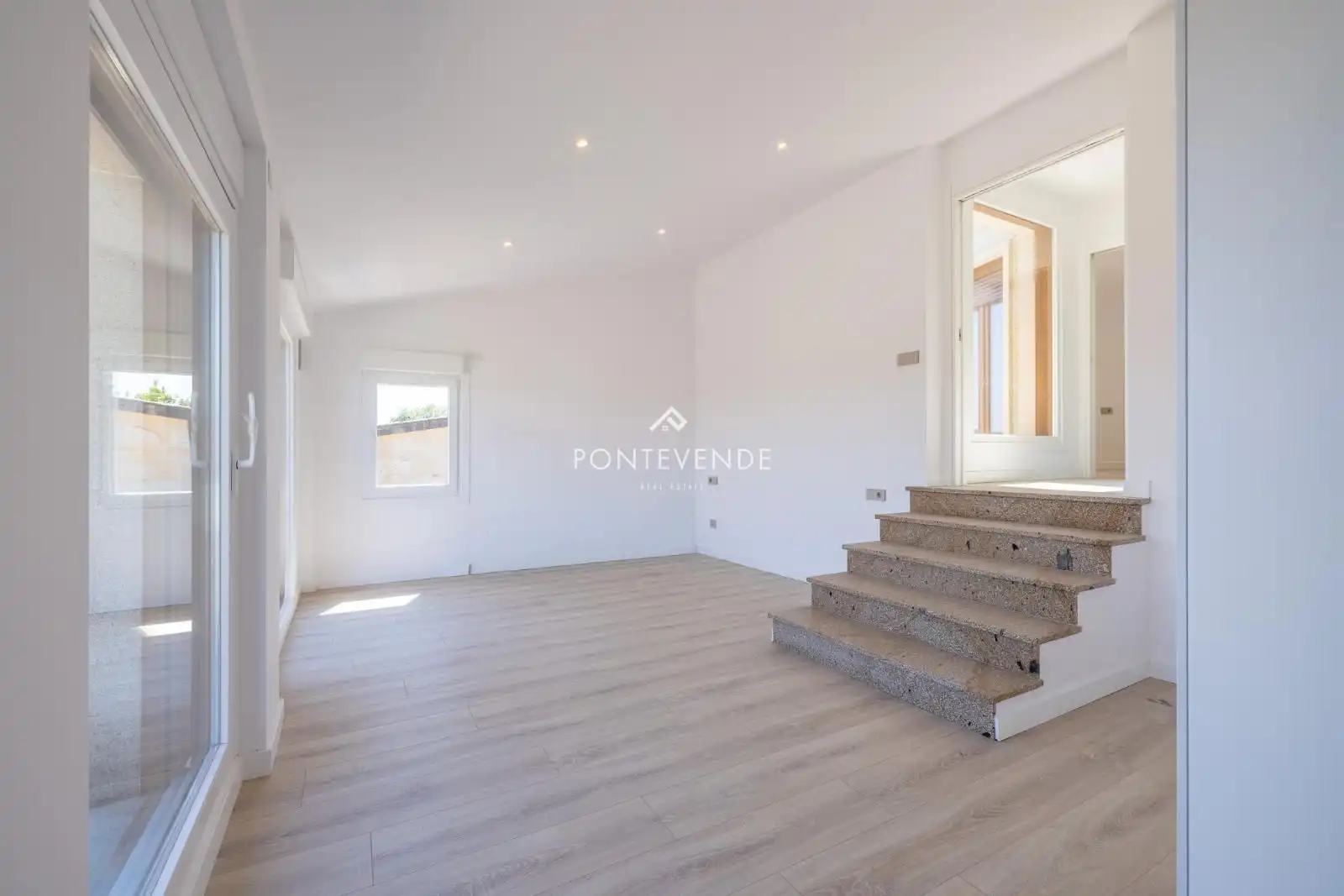 Living room of Houses for sale in Sanxenxo  with Private garden, Parquet flooring and Terrace