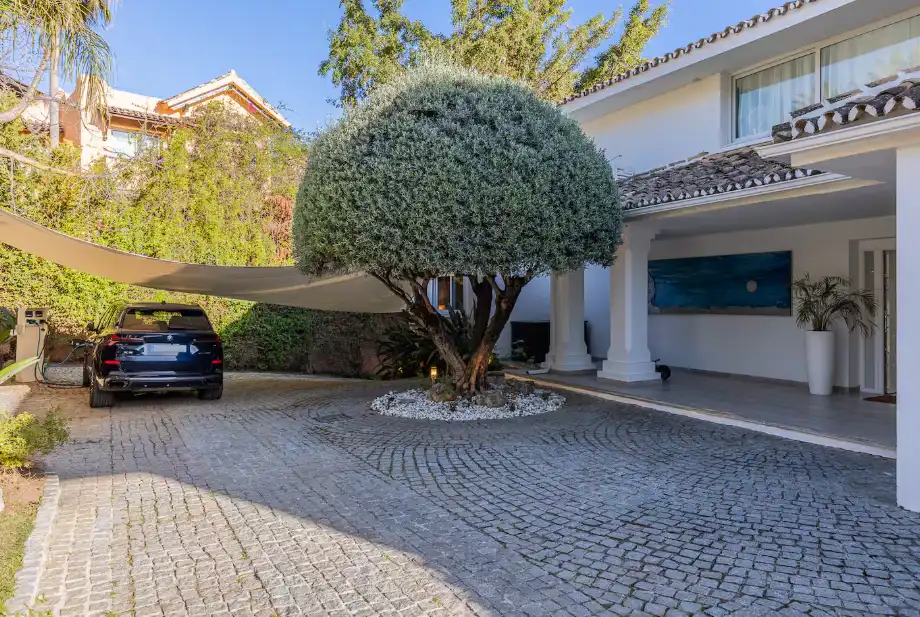 Vista exterior de Casa o xalet de lloguer en Marbella amb Aire condicionat, Jardí privat i Terrassa