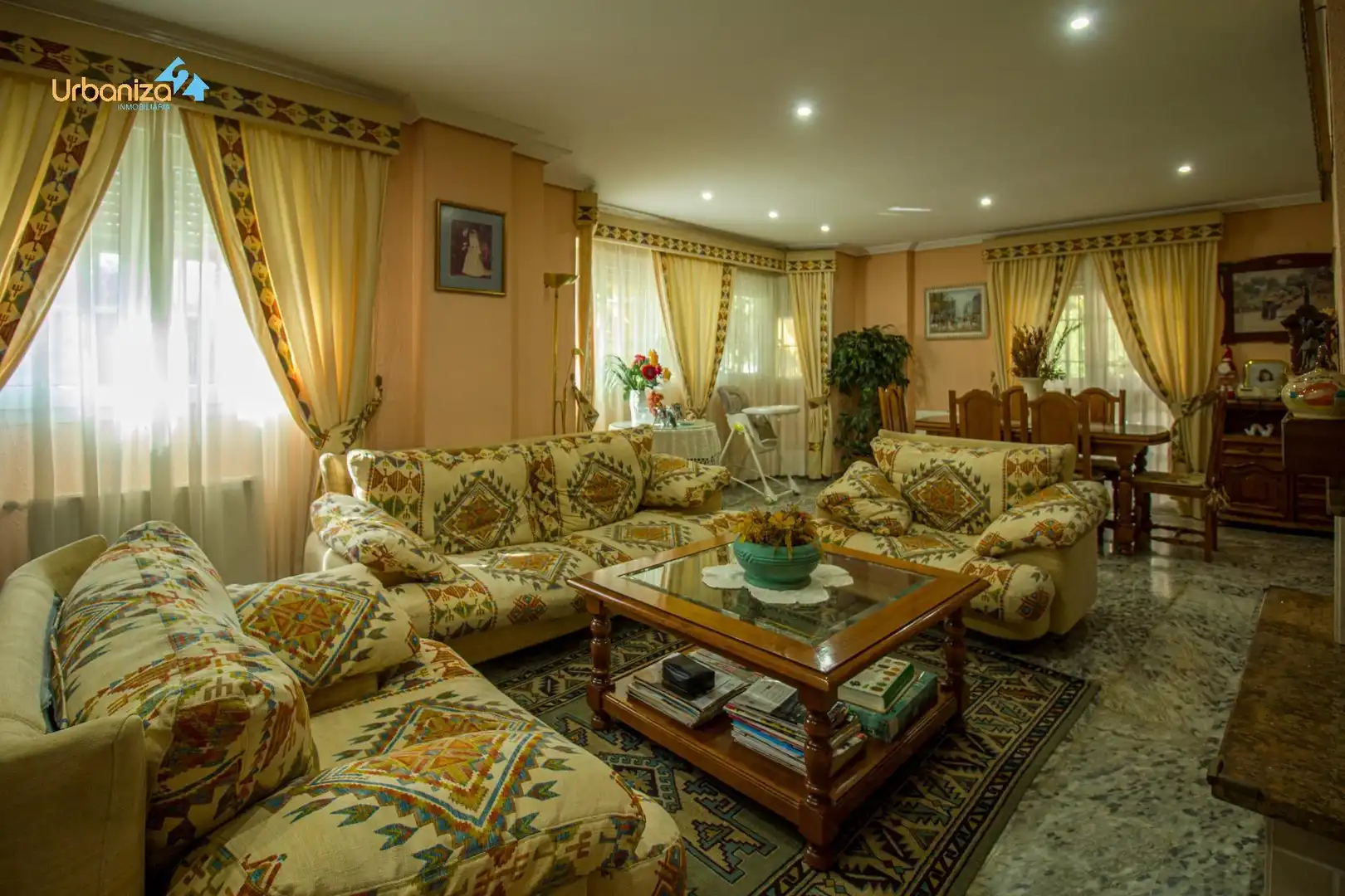 Sala d'estar de Casa o xalet en venda en Badajoz amb Aire condicionat, Jardí privat i Terrassa