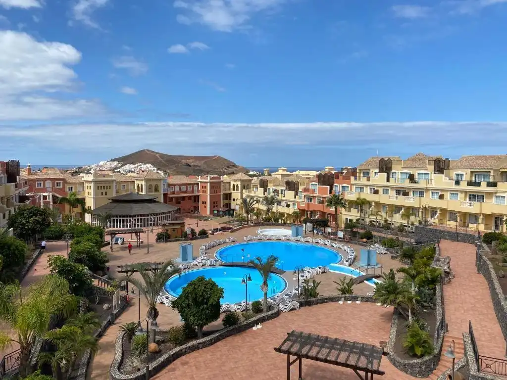 Vista exterior de Apartamento en venta en Arona con Terraza, Piscina y Amueblado
