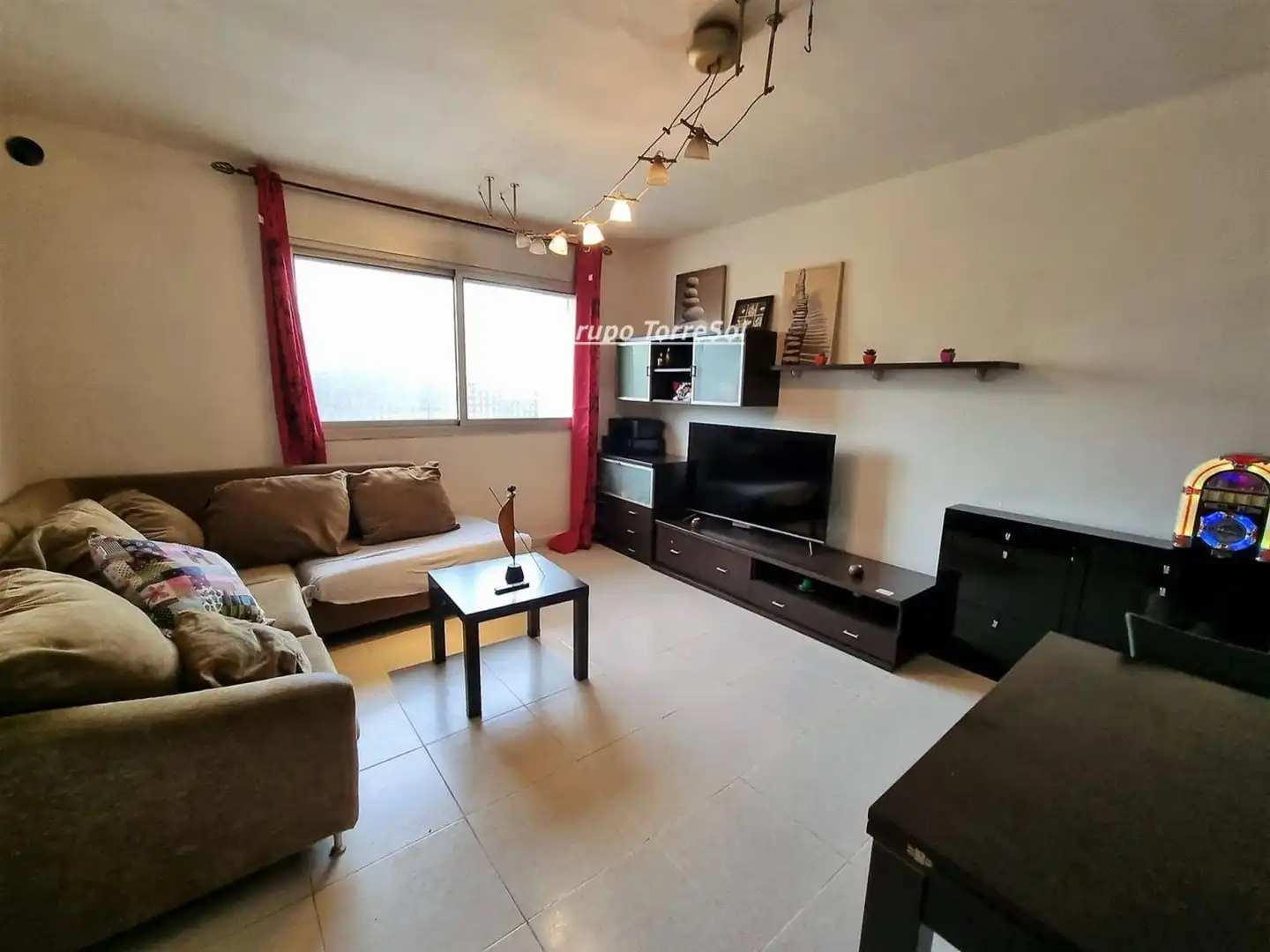 Sala de estar de Piso en venta en Torredembarra con Calefacción, Piscina y Piscina comunitaria