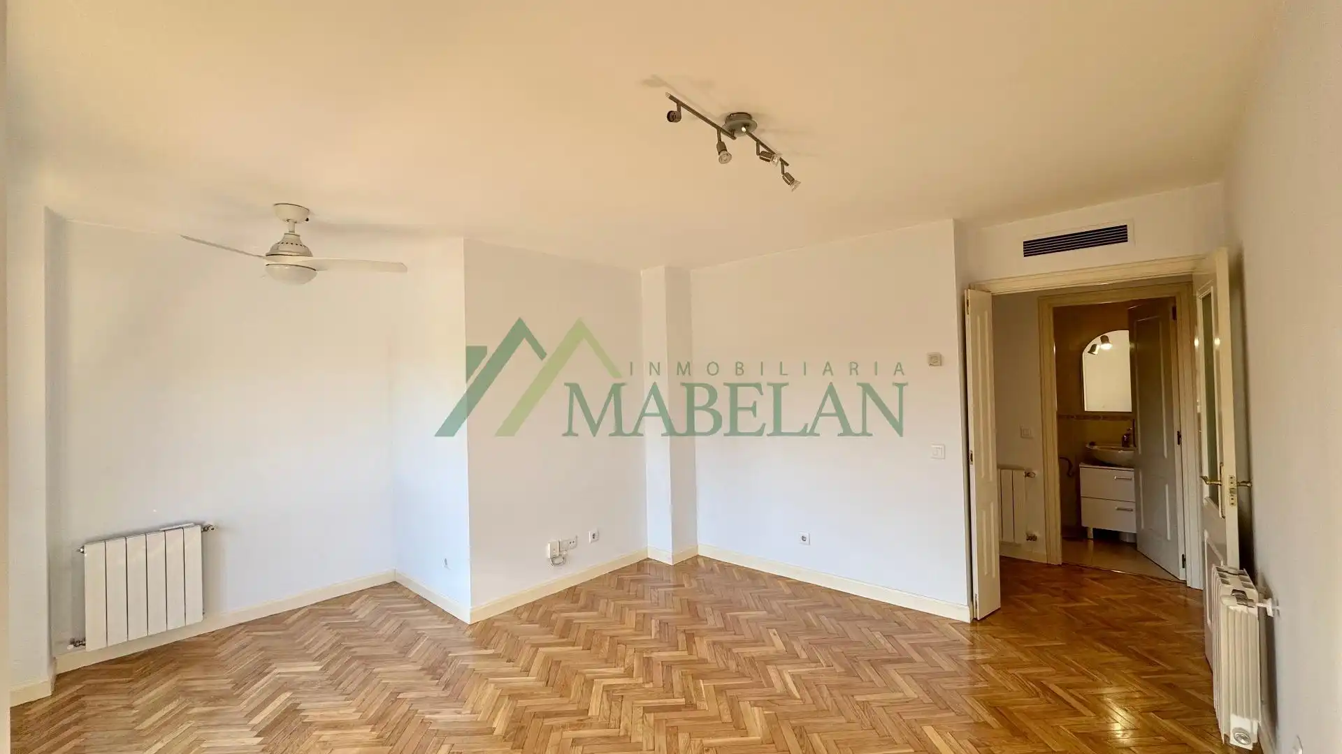 Sala de estar de Piso de alquiler en Las Rozas de Madrid con Calefacción, Parquet y Piscina comunitaria