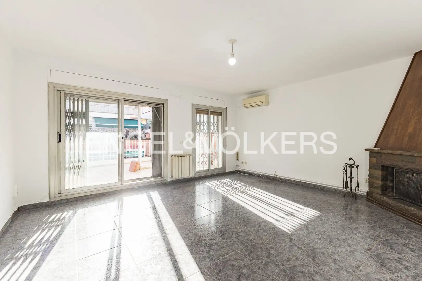 Exterior view of Flat for sale in  Barcelona Capital  with Air Conditioner, Heating and Terrace