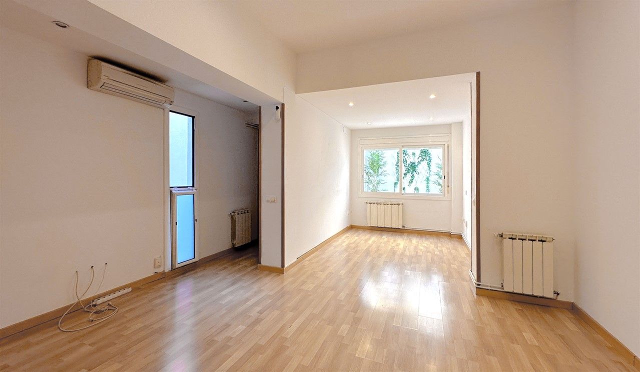 Exterior view of Flat for sale in  Barcelona Capital  with Air Conditioner, Heating and Parquet flooring