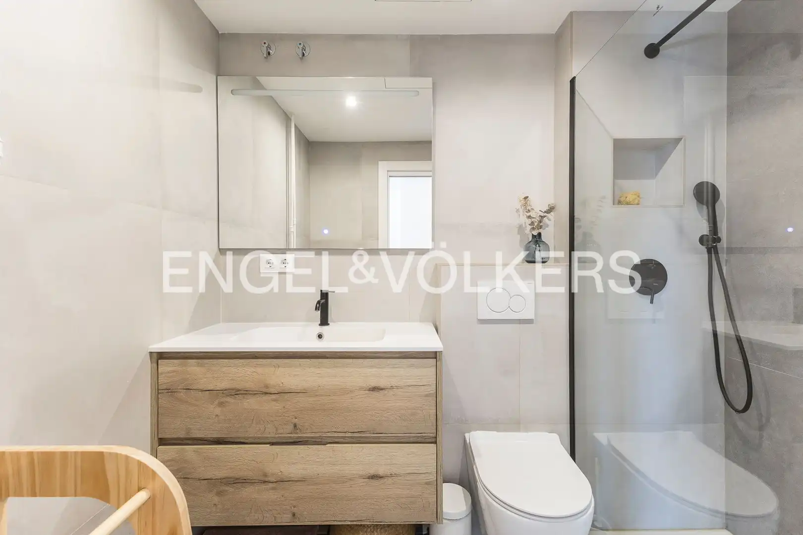 Badezimmer von Wohnung zum Verkauf in Barcelona mit Klimaanlage, Heizung und Parkett