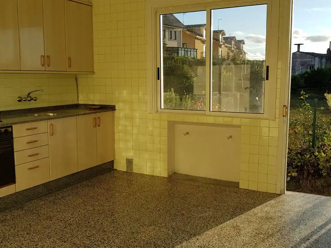 Cuina de Casa o xalet en venda en Oleiros amb Balcó